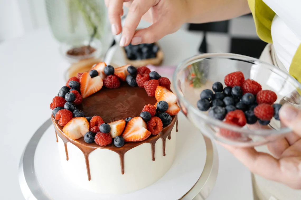 gâteau d'anniversaire aux fruits rouges et au chocolat