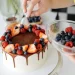 gâteau d'anniversaire aux fruits rouges et au chocolat