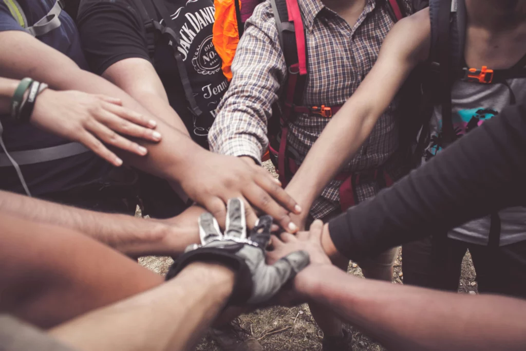 groupe de personne joignant leurs mains en signe de ralliement 