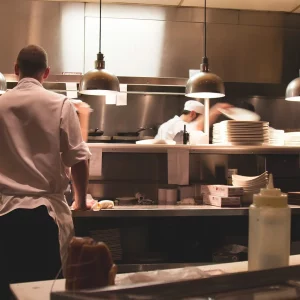une cuisine de restaurant avec sa brigade qui travaille