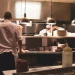 une cuisine de restaurant avec sa brigade qui travaille
