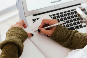 community manager travaillant sur son ordinateur portable