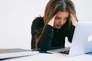 femme qui cherche une reconversion sur son ordinateur